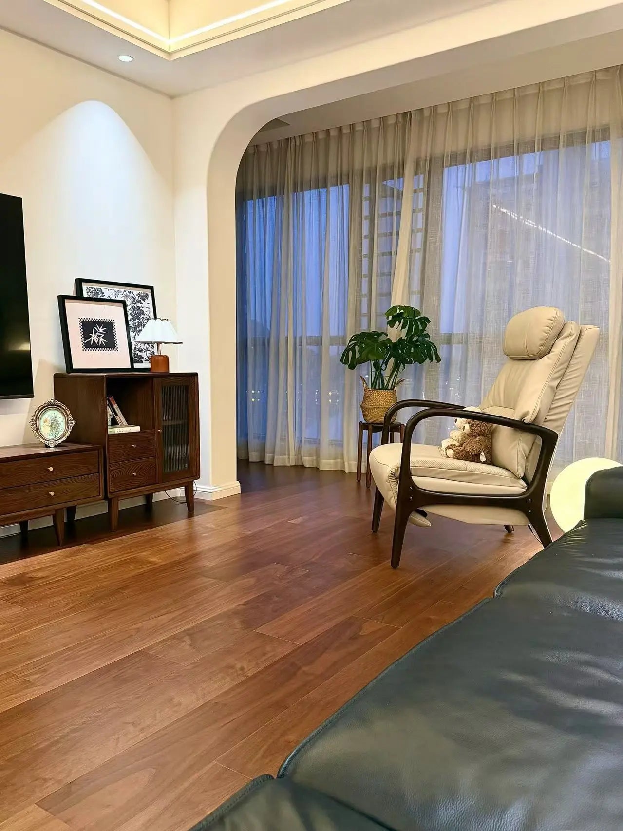 The Definitive Guide to the Eames Lounge Chair and Ottoman in 2026 EMIAH Store